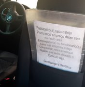 Motorista de aplicativo deixa espaço em carro para passageiros divulgarem currículo