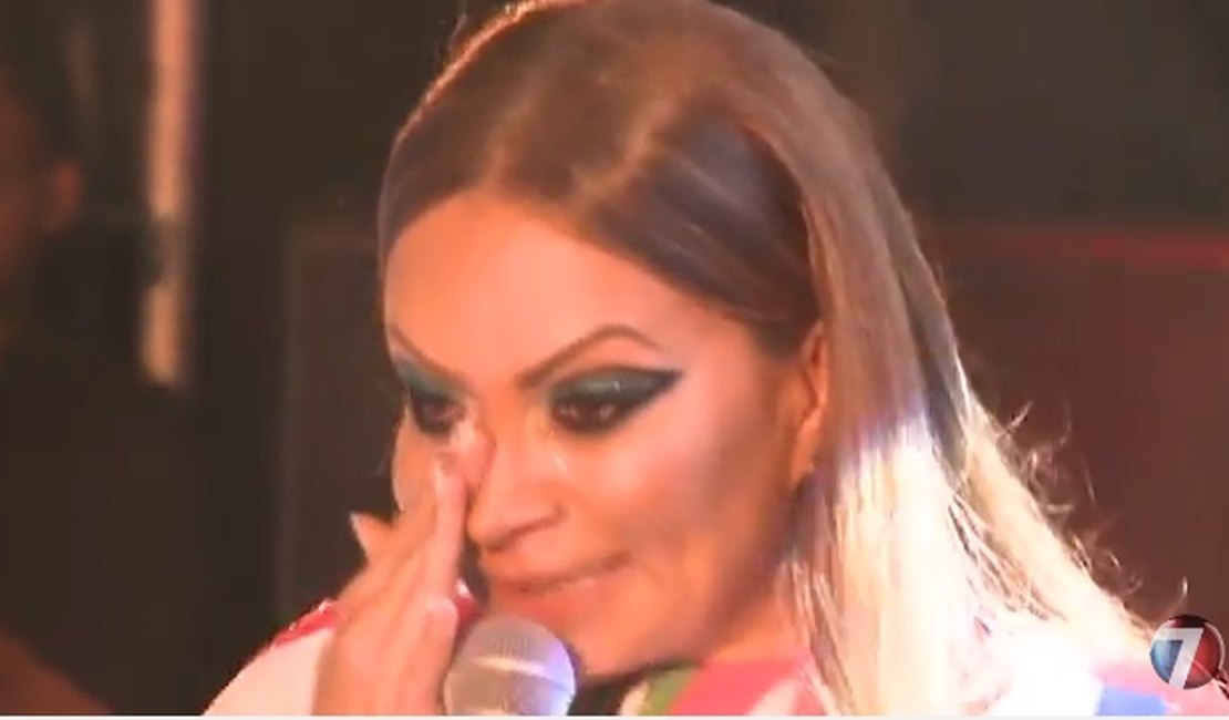 [Vídeo] Solange Almeida se emociona no último show como cantora do Aviões do Forró 