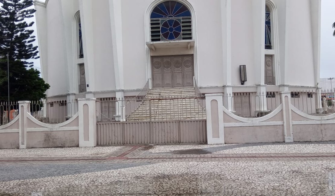 [Vídeo] Mulher derruba portão e tenta entrar na concatedral de Arapiraca