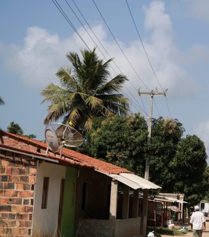 Moradores temem ser atingidos por corrente elétrica de poste