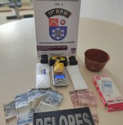 Jovem de 22 anos é preso com maconha e cocaína em Penedo
