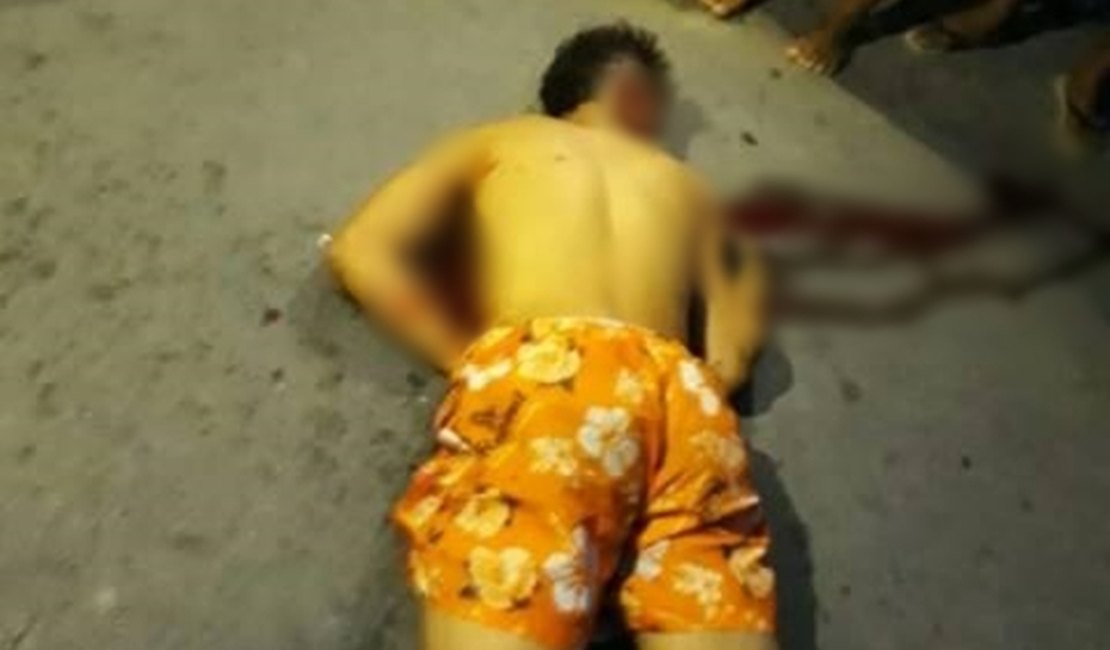 Jovem é assassinado com quatro tiros perto de hospital em Atalaia