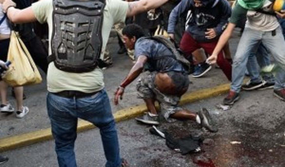 Morre jovem linchado e queimado vivo durante protesto na Venezuela