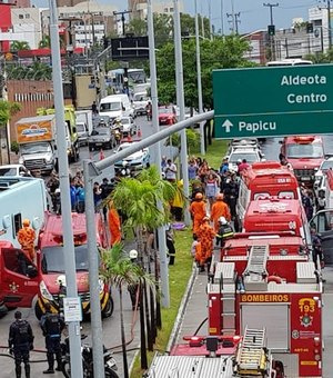 Ônibus tomba em avenida e deixa 30 feridos em Fortaleza