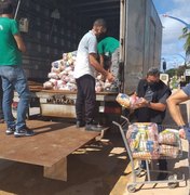 Quatro toneladas de alimentos são entregues aos ambulantes de Marechal Deodoro