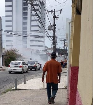 Carro pega fogo e congestiona trânsito no bairro do Farol, em Maceió