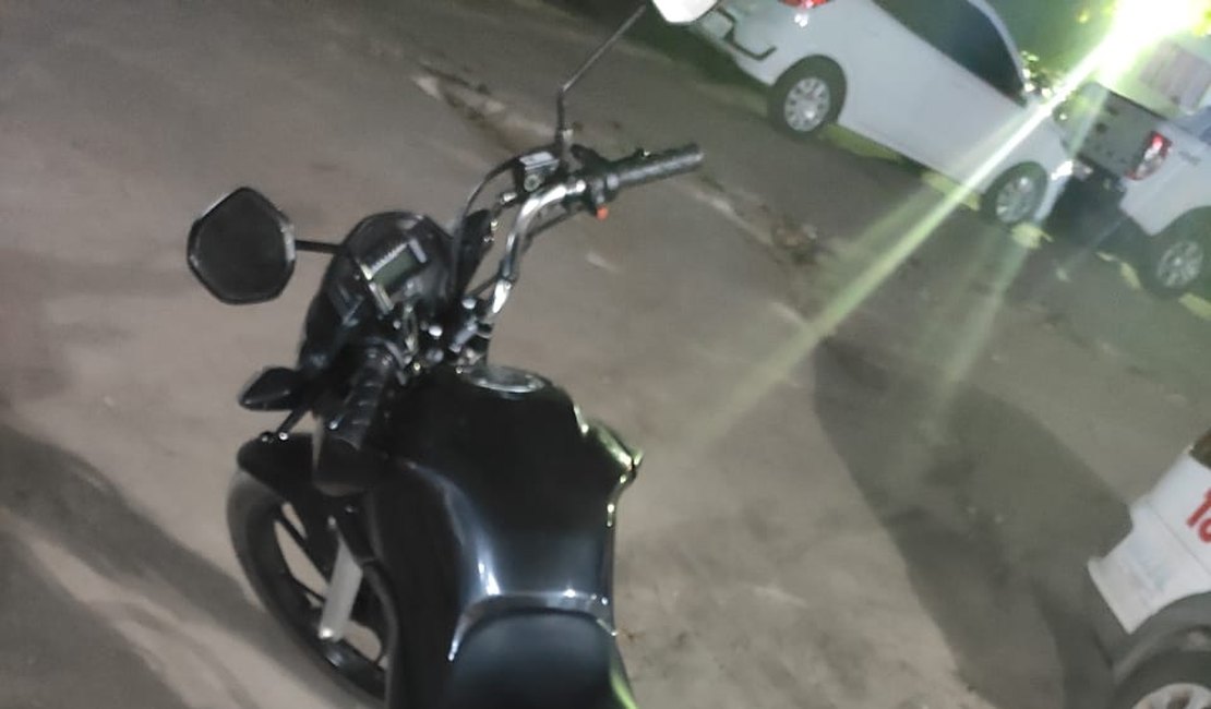 Motocicleta roubada é abandonada em posto de combustíveis em Arapiraca