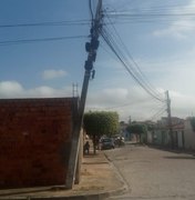 Poste ameaça cair e preocupa moradores em Arapiraca