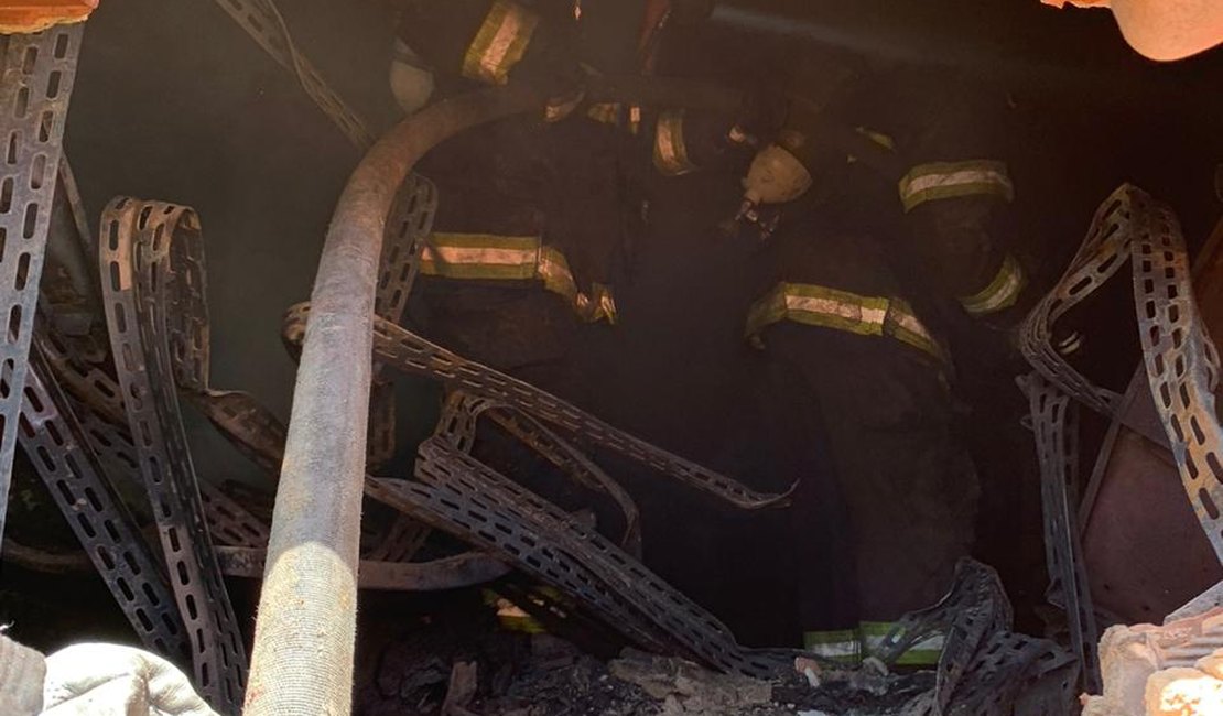 Incêndio no Inocoop: trabalho dos bombeiros dura mais de 12 horas