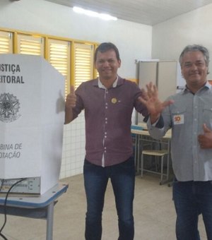 Lindomar Ferreira e Tarcizo Freire foram os primeiros candidatos a prefeito a votar