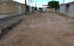 Pavimentação de rua próxima ao 3ºBPM está parada há uma semana, de acordo com moradores