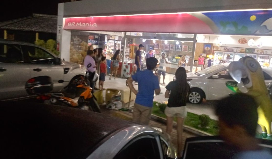 Motorista perde controle do veículo e invade loja de conveniência em Maceió