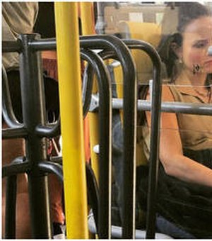 Após desistir de patrimônio, Larissa Manoela posta foto dentro de ônibus: 'A vida como ela é'