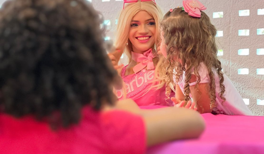 Arapiraca Shopping leva a icônica boneca Barbie para visitar crianças em abrigo institucional