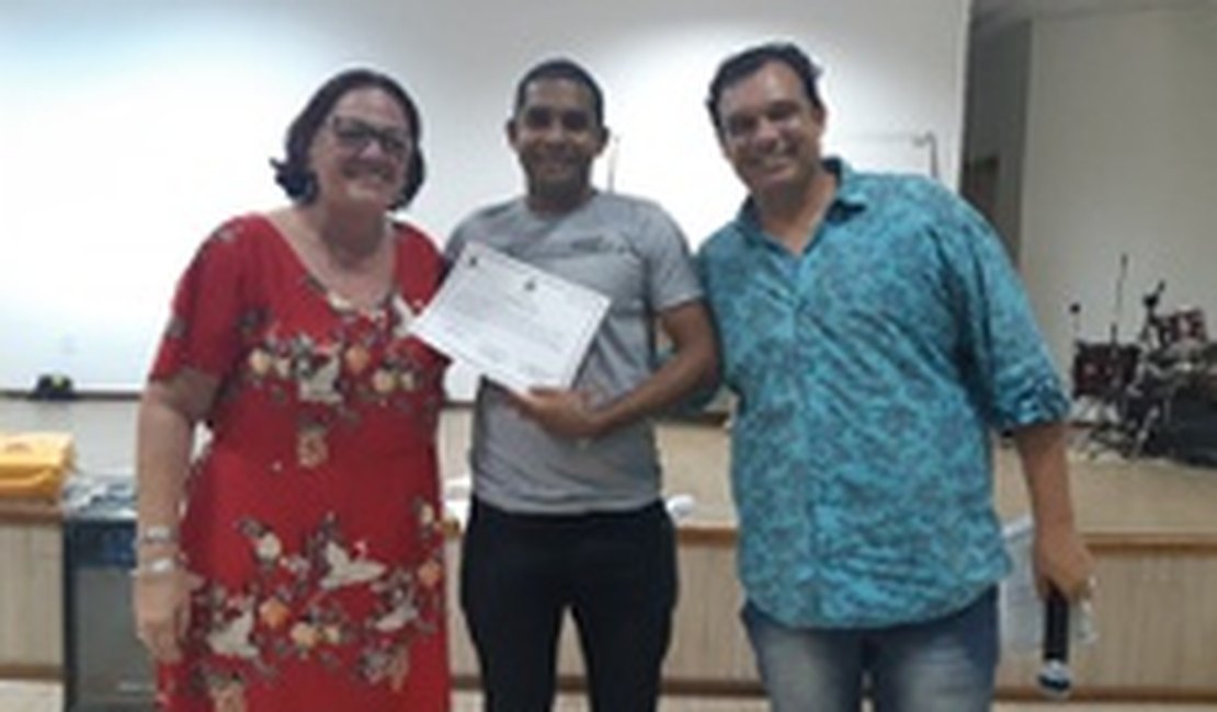 Preparatório para concurso encerra turmas com entrega de certificados