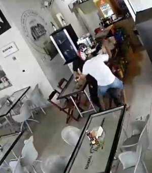 Criminosos são flagrados assaltando garçom em restaurante na Jatiúca