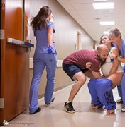Fotógrafa divulga fotos de parto em corredor de hospital, nos EUA