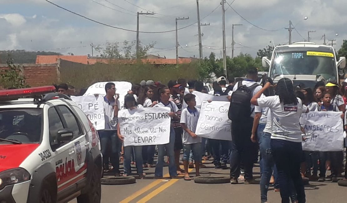 Alunos fecham rodovia e cobram transporte escolar, em Traipu