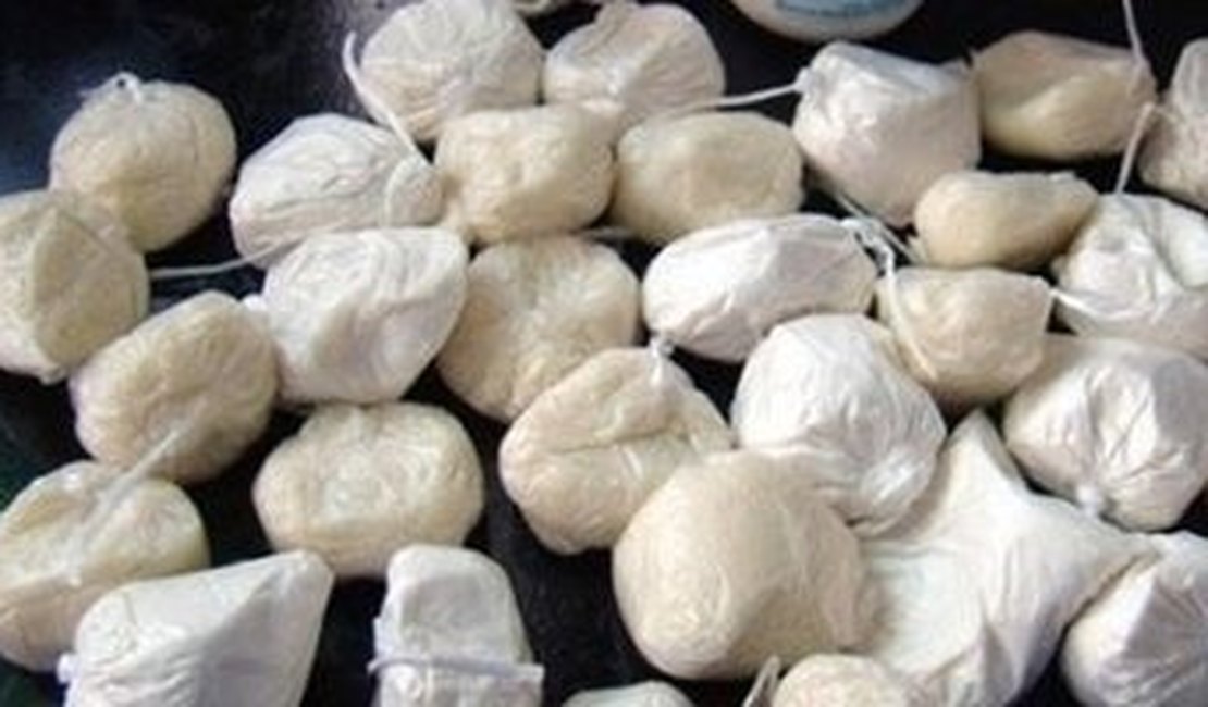 Homem é preso com bombinhas de cocaína na Ponta da Terra, em Maceió 