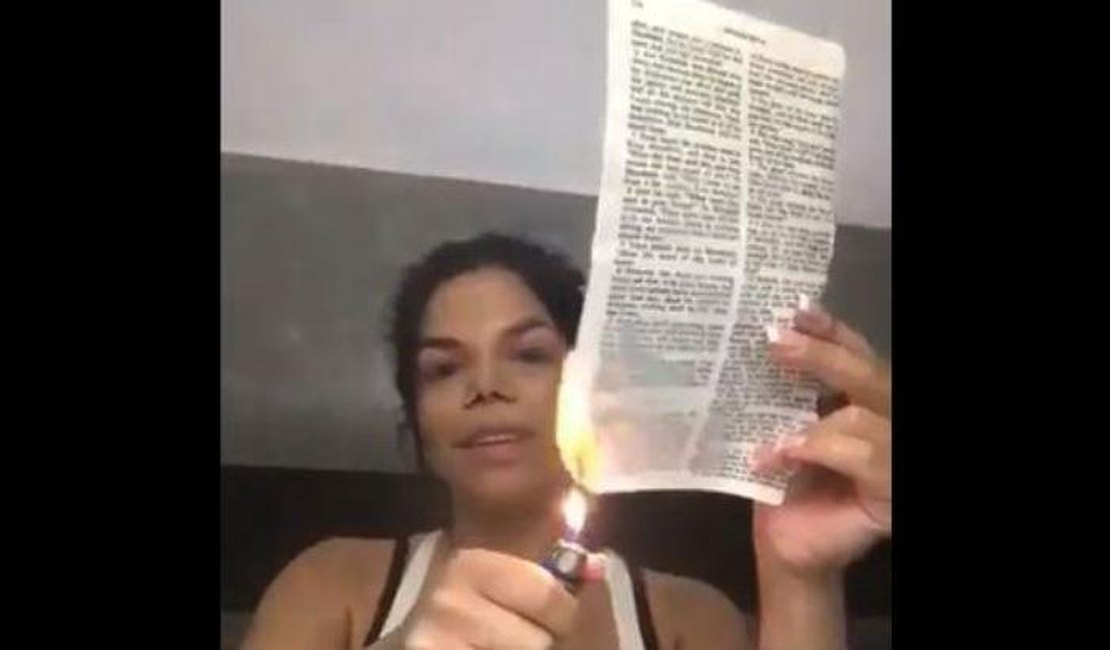 Depois de atacar Anitta e Titi, Day McCarthy queima a Bíblia em vídeo