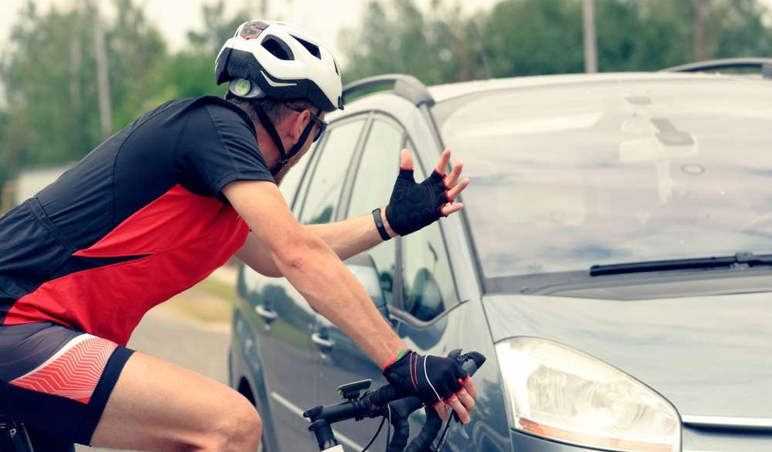 Ciclista cospe em motorista em discussão de trânsito e diz que está com Covid-19