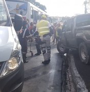 Acidente envolvendo carro e ônibus deixa motorista ferida na Ladeira Geraldo Melo