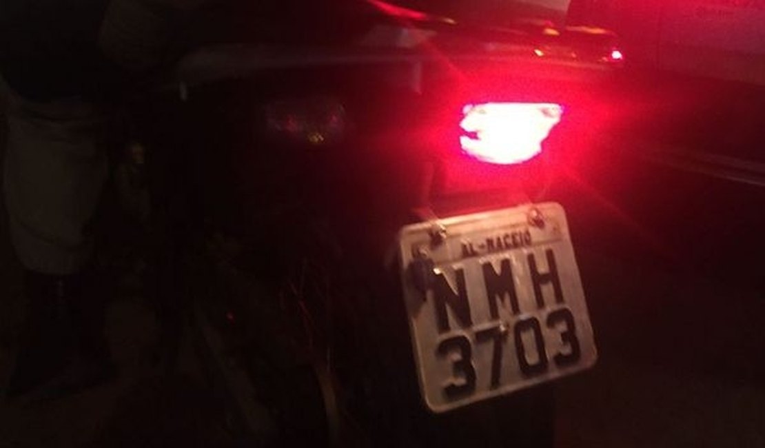 Menor troca tiros com a polícia e é apreendido com motocicleta roubada