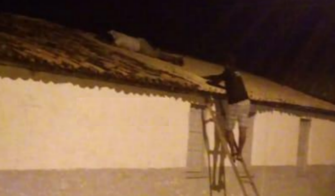 Homem exagera no álcool e acaba dormindo em telhado de residência