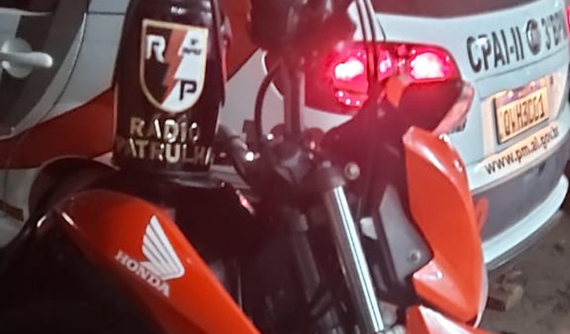 Suspeito tenta fugir de abordagem policial com moto roubada mas é perseguido e preso