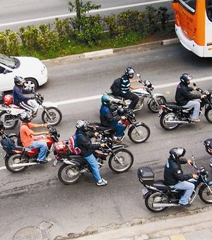 Projeto que obriga a fixação do número da placa da moto em capacete é aprovado
