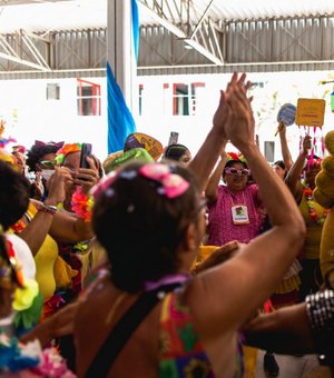 Com muito frevo e animação idosos de Maceió aproveitam prévia carnavalesca