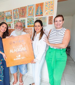 Programa Alagoas Feita à Mão entrega placa para artesão da Barra de Santo Antônio