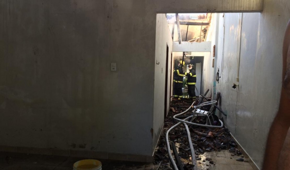 Curto-circuito em ventilador provoca incêndio e destrói casa em Piaçabuçu