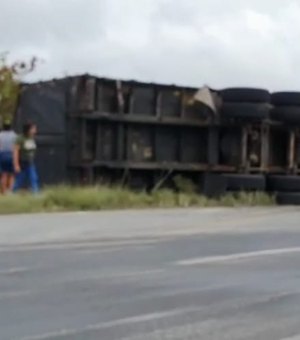 [VÍDEO] Caminhão de sucos tomba e carga é saqueada por populares, em Junqueiro