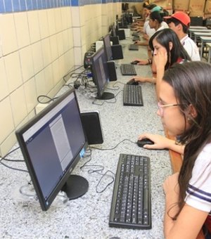 Entrega de computadores beneficia cerca de 6,5 mil estudantes em Arapiraca