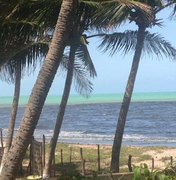 Moradores denunciam mancha negra na praia de Riacho Doce 