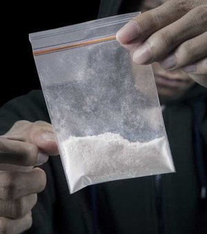 Jovem é preso com pacote de cocaína na parte alta de Maceió