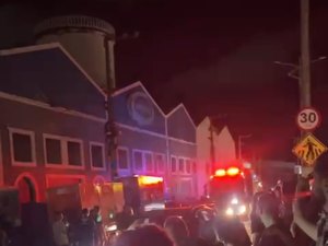 [Vídeo] Princípio de incêndio em casa de show assusta pessoas no bairro Jaraguá, em Maceió