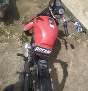 Motocicleta  com registro de roubo é abandonada em Arapiraca