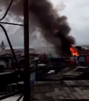 [Vídeo] Supermercado em Penedo, no Baixo São Francisco, é destruído por incêndio 