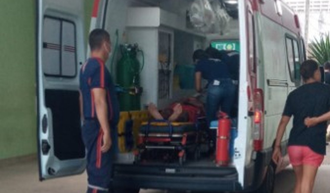 Homem com sinais de embriaguez é socorrido após cair de moto em Arapiraca