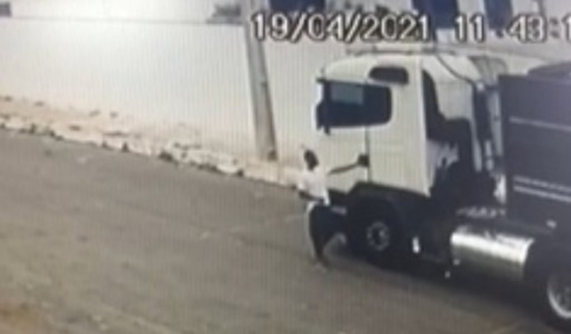 Criminoso furta celular que estava em boleia de carreta no momento em que o motorista descarregava produtos