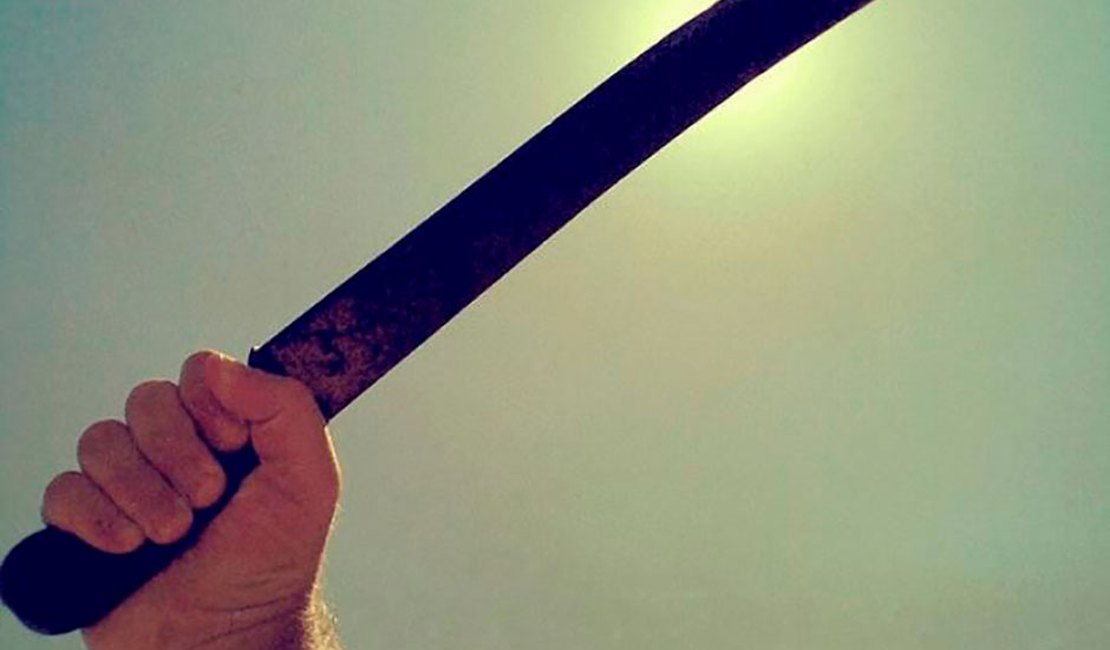 Homem utiliza facão para ameaçar vizinhos e é preso no Sertão