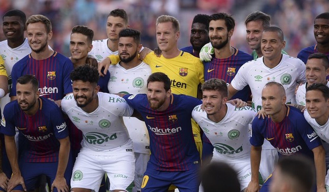 Nova vida: Chape festeja sobreviventes, e Barça cumpre papel em festa no Camp Nou