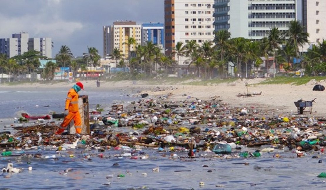 [Vídeo] Praia da Avenida amanhece repleta de lixo após fortes chuvas do fim de semana