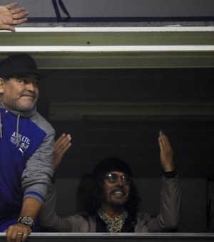 Maradona se oferece para treinar de graça a seleção da Argentina