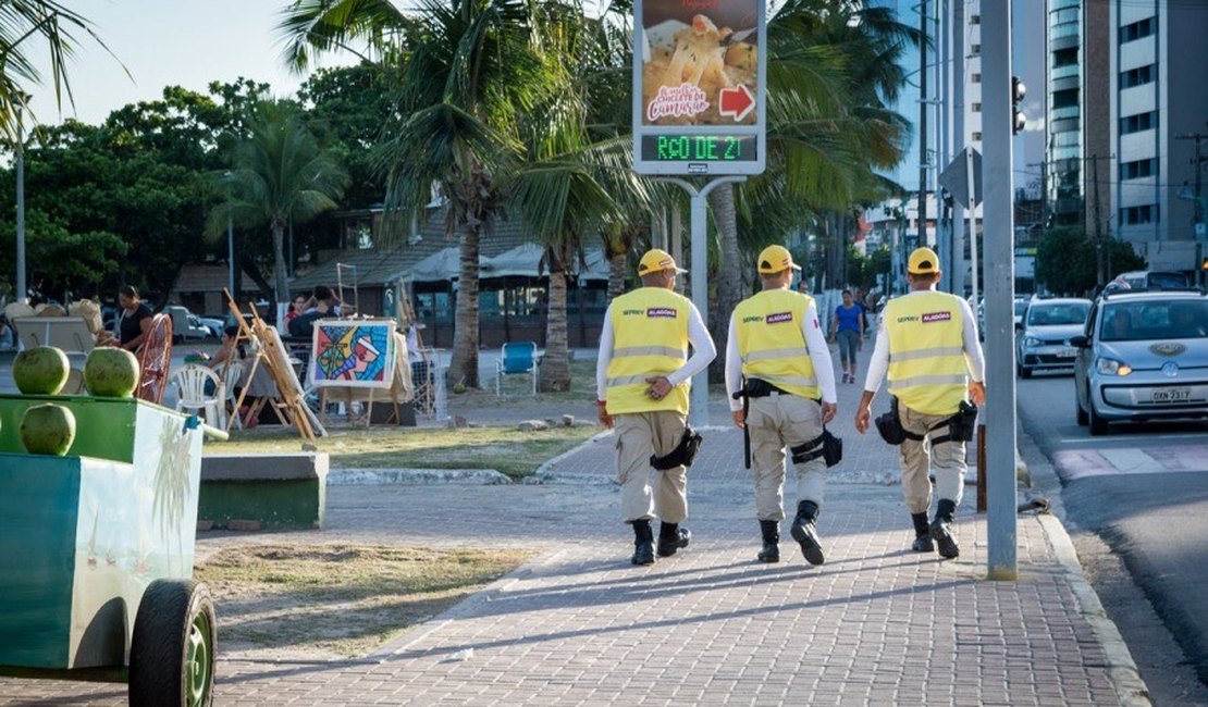 Homem é preso após ser flagrado nu na praia de Jatiúca, em Maceió