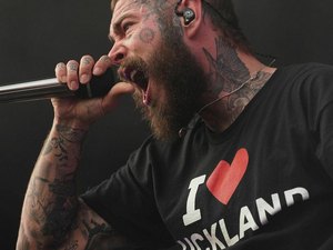 'Nem esconde mais': Post Malone viraliza ao transformar sua música em Metal durante show