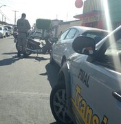 Colisão entre duas motos atinge carro e uma mulher fica ferida em Arapiraca