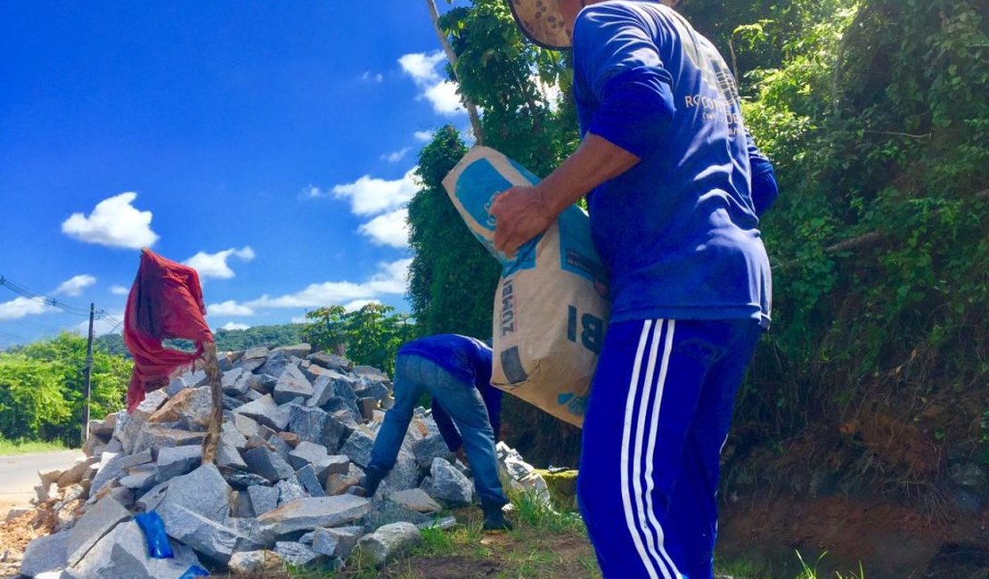 Prefeitura inicia obra de recuperação de canaleta na Ladeira de Fernão Velho